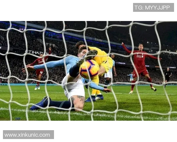 镜头捕捉：曼城赛场小动作引发热议